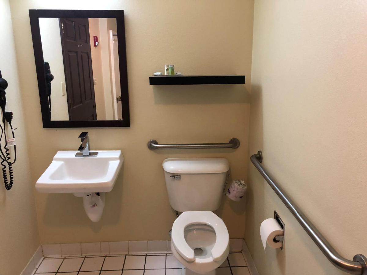 Boarders Inn & Suites by Cobblestone Hotels - Ashland City - image 2