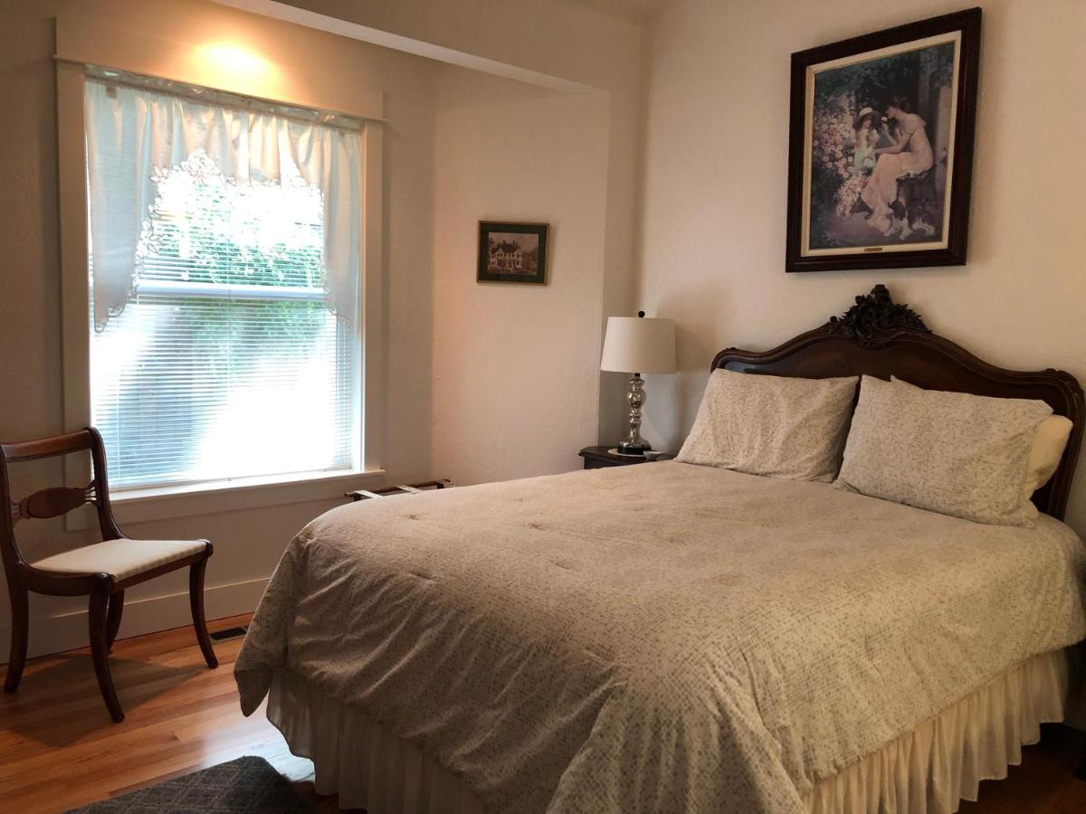Second Street Cottages - image 7