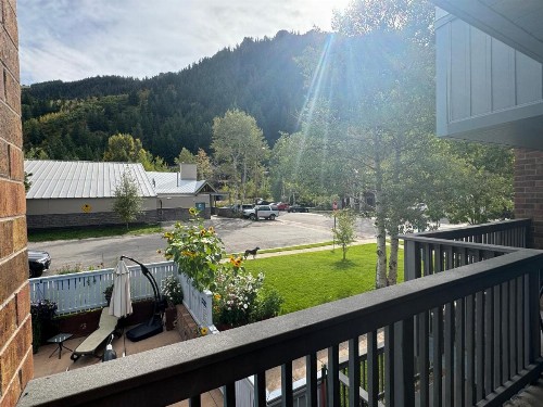 Shadow Mountain Lodge - image 2