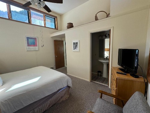 Shadow Mountain Lodge - image 9