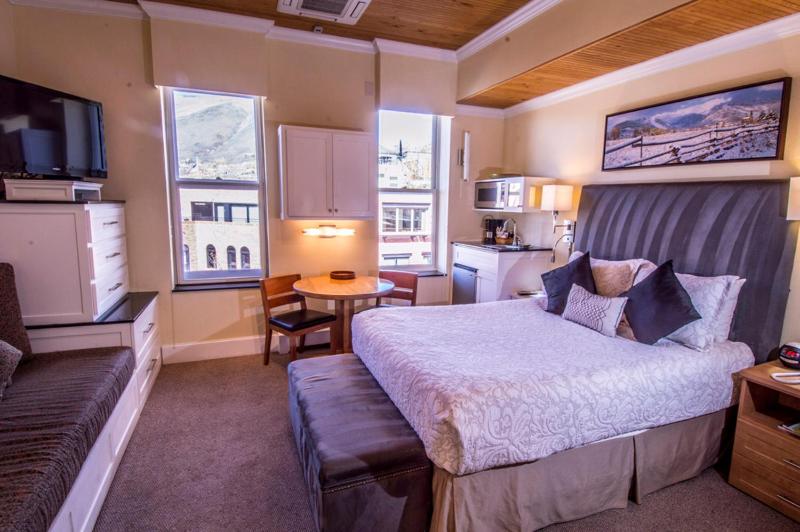 Independence Square Unit 305 - main image