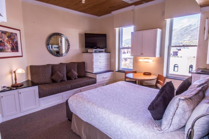 Independence Square Unit 305 - image 3