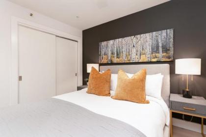 New Listing! Newly Renovated 2 BR in Town Mountain Views - image 10