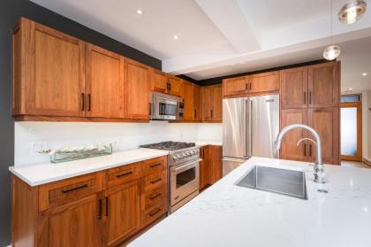 New Listing! Newly Renovated 2 BR in Town Mountain Views - image 11