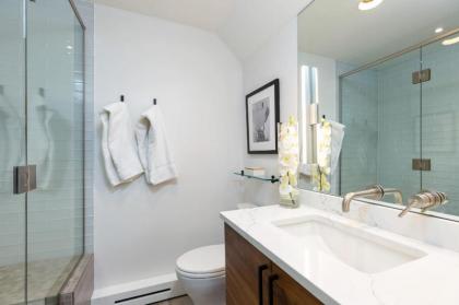New Listing! Newly Renovated 2 BR in Town Mountain Views - image 8