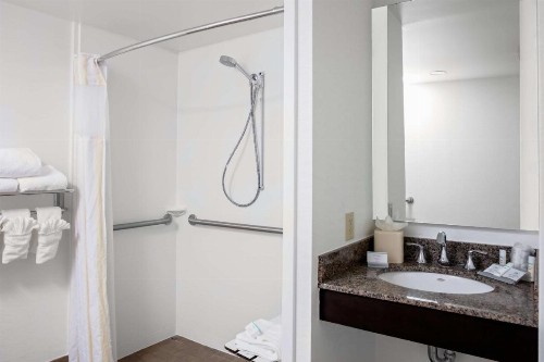 Hilton Garden Inn Atlanta Perimeter Center - image 8