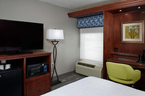 Hampton Inn Atlanta-Cumberland Mall/Cobb Galleria Area - image 3