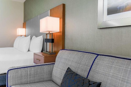 DoubleTree by Hilton Atlanta Airport - image 3