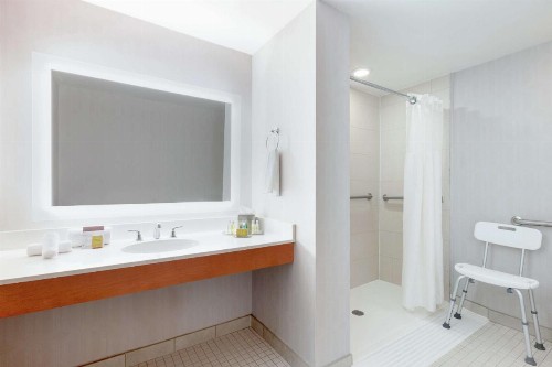 DoubleTree by Hilton Atlanta Airport - image 4