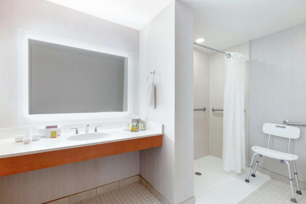 DoubleTree by Hilton Atlanta Airport - image 4