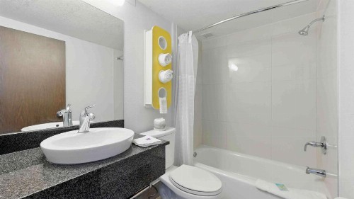 Motel 6-Atlanta GA - Virginia Ave - image 5