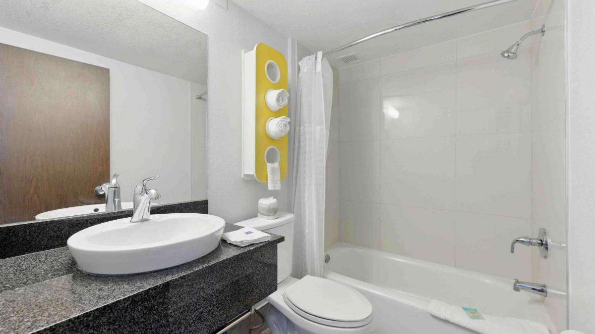 Motel 6-Atlanta GA - Virginia Ave - image 5