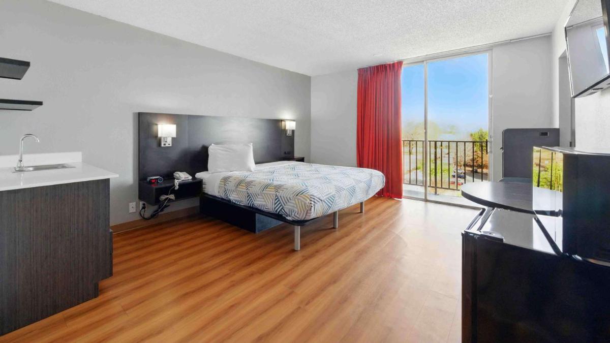 Motel 6-Atlanta GA - Virginia Ave - image 6