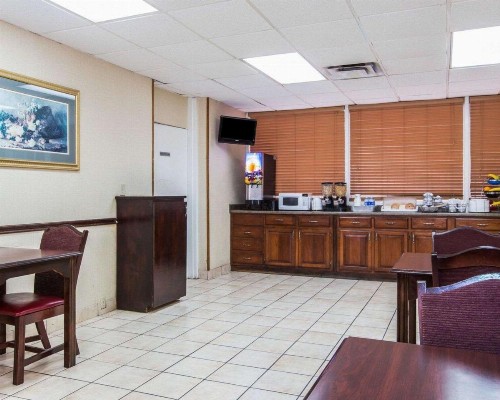 Econo Lodge Airport - image 10