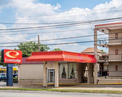 Econo Lodge Airport - image 12