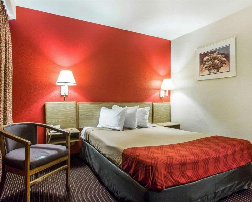 Econo Lodge Airport - image 14