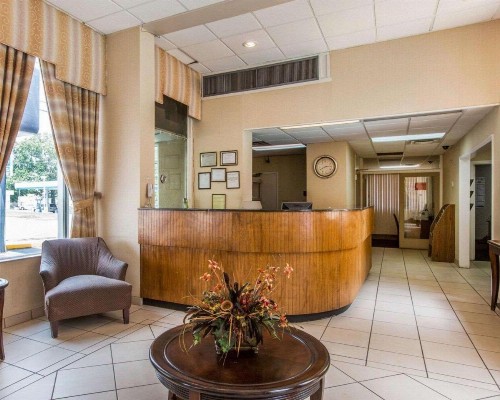 Econo Lodge Airport - image 15