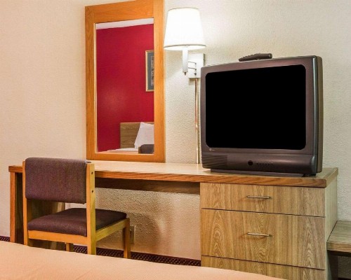 Econo Lodge Airport - image 16