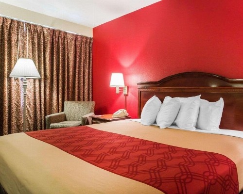 Econo Lodge Airport - image 17