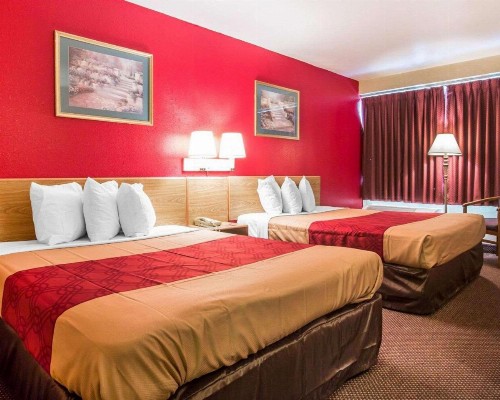 Econo Lodge Airport - image 20