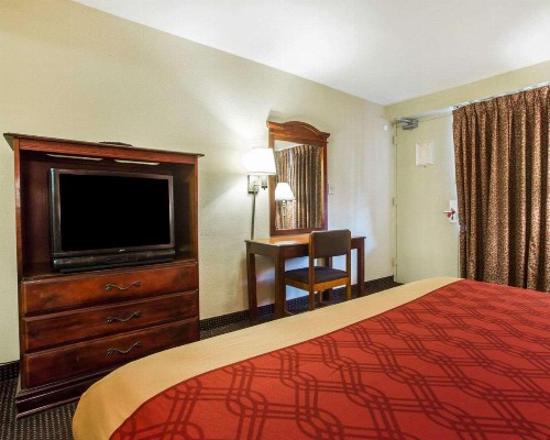 Econo Lodge Airport - image 23