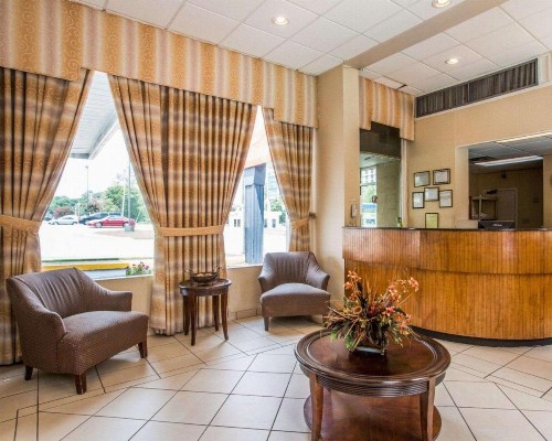 Econo Lodge Airport - image 27