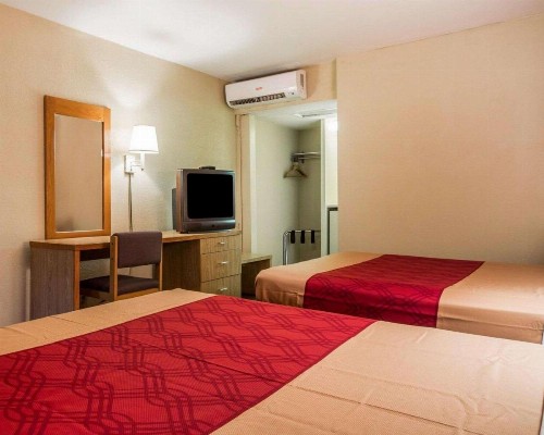 Econo Lodge Airport - image 29