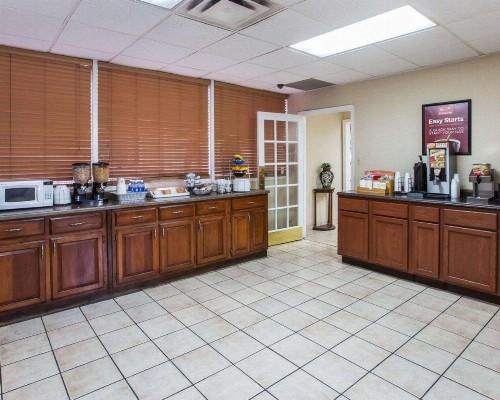 Econo Lodge Airport - image 3
