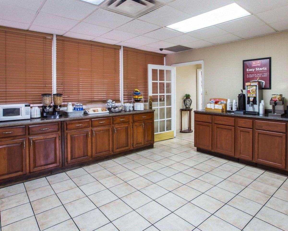 Econo Lodge Airport - image 3
