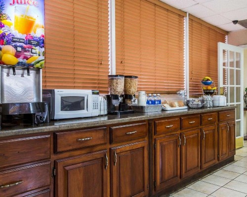 Econo Lodge Airport - image 4