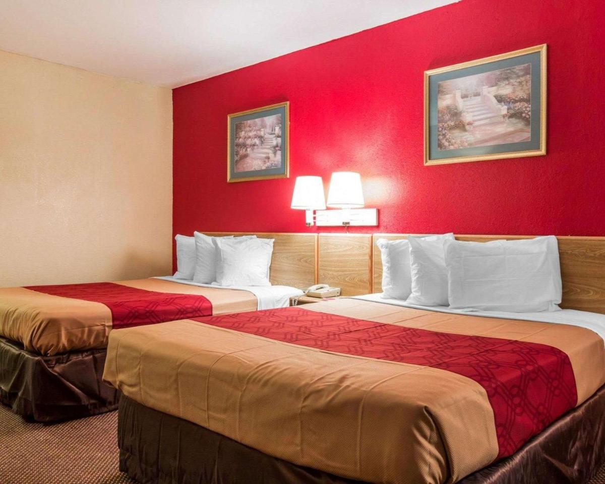 Econo Lodge Airport - image 6