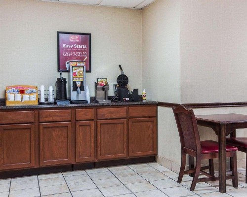 Econo Lodge Airport - image 7