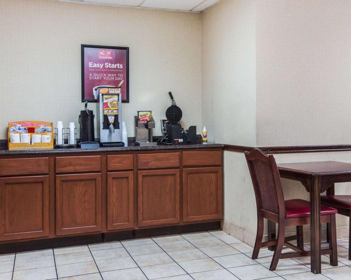 Econo Lodge Airport - image 7