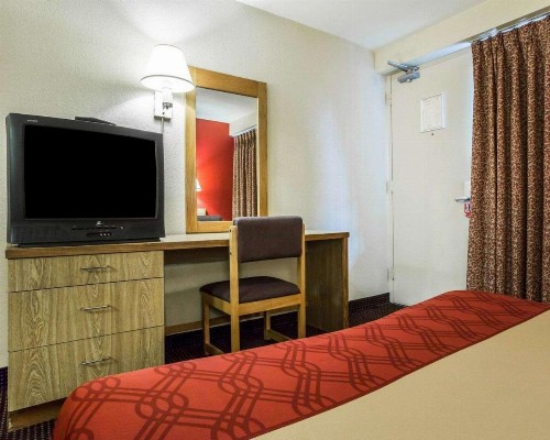 Econo Lodge Airport - image 8