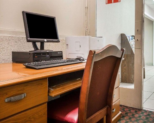 Econo Lodge Airport - image 9