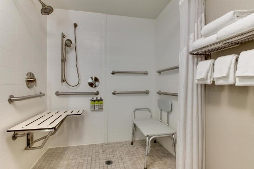 Holiday Inn Express & Suites Atlanta Perimeter Mall Hotel an IHG Hotel - image 28