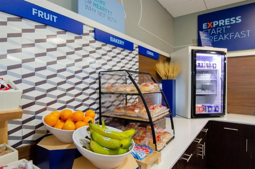Holiday Inn Express Hotel & Suites Atlanta Airport West - Camp Creek - image 2