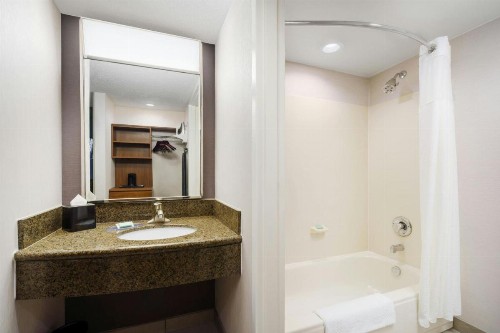 Courtyard by Marriott Atlanta Buckhead - image 15
