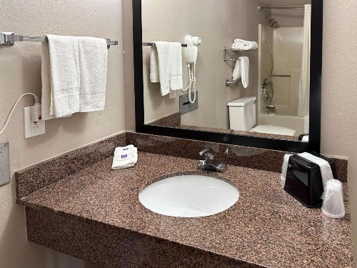 Super 8 by Wyndham Atlanta/Jonesboro Road - image 12