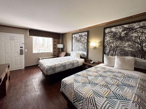Super 8 by Wyndham Atlanta/Jonesboro Road - image 13