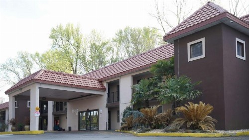 Super 8 by Wyndham Atlanta/Jonesboro Road - image 2