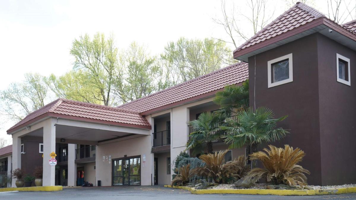 Super 8 by Wyndham Atlanta/Jonesboro Road - image 2