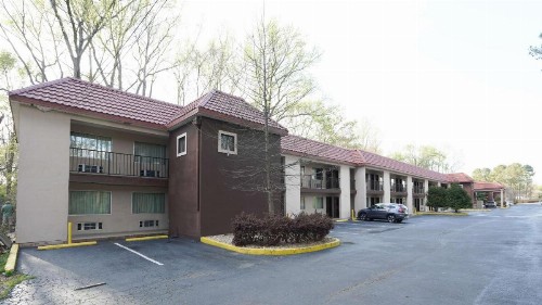 Super 8 by Wyndham Atlanta/Jonesboro Road - image 4