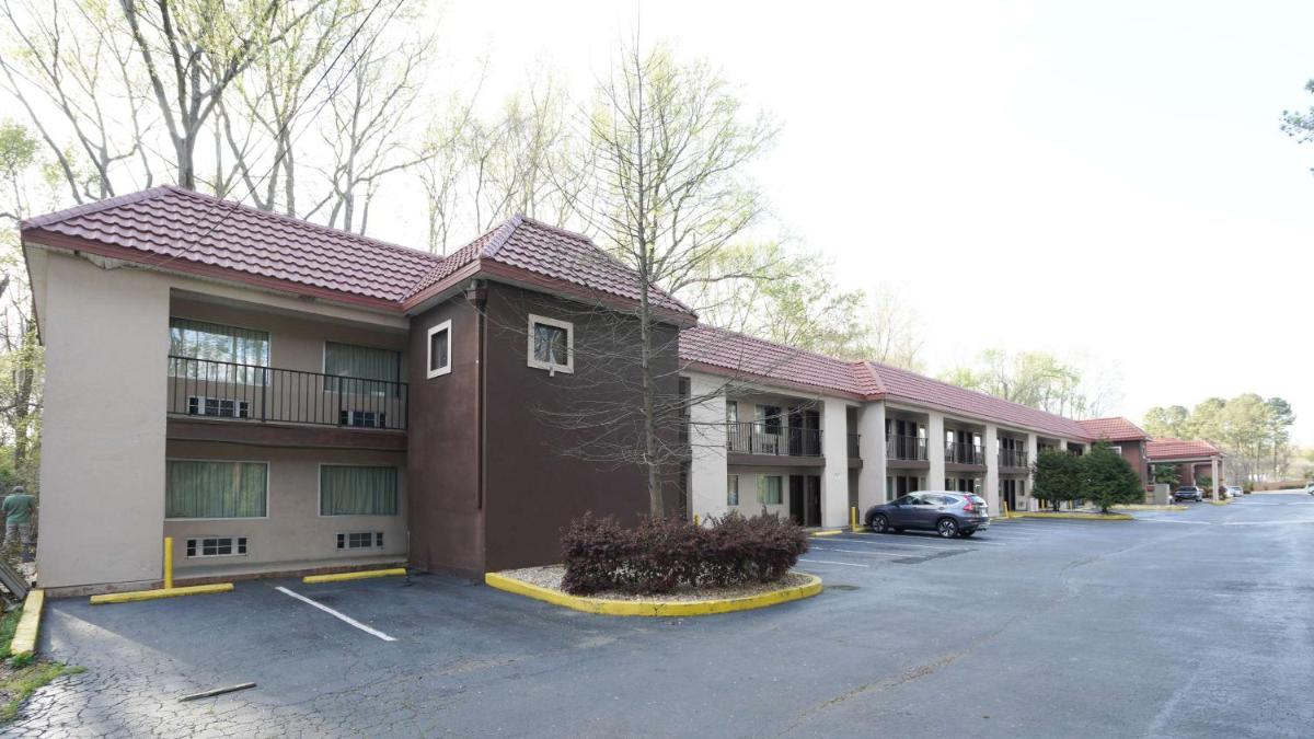 Super 8 by Wyndham Atlanta/Jonesboro Road - image 4