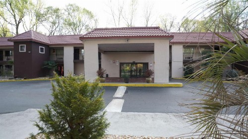 Super 8 by Wyndham Atlanta/Jonesboro Road - image 5