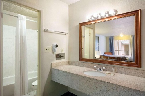 Super 8 By Wyndham Atlanta/Hartsfield Jackson Airport - image 27