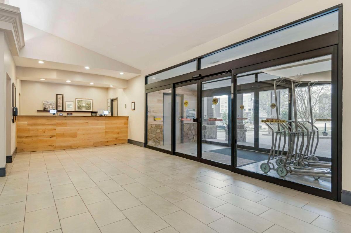 Country Inn & Suites by Radisson Atlanta Galleria Ballpark GA - image 3