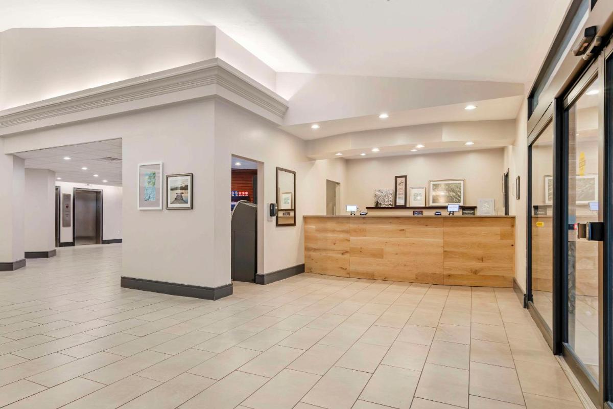 Country Inn & Suites by Radisson Atlanta Galleria Ballpark GA - image 4
