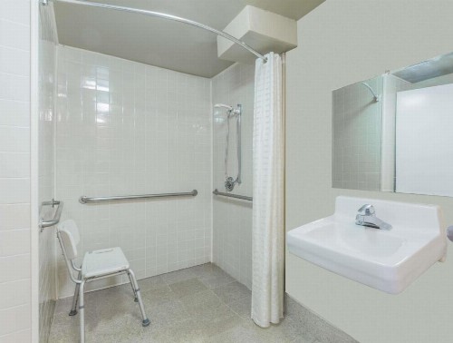 Super 8 by Wyndham Atlanta Northeast GA - image 9