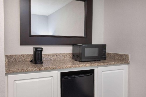 La Quinta by Wyndham Atlanta Airport South - image 10